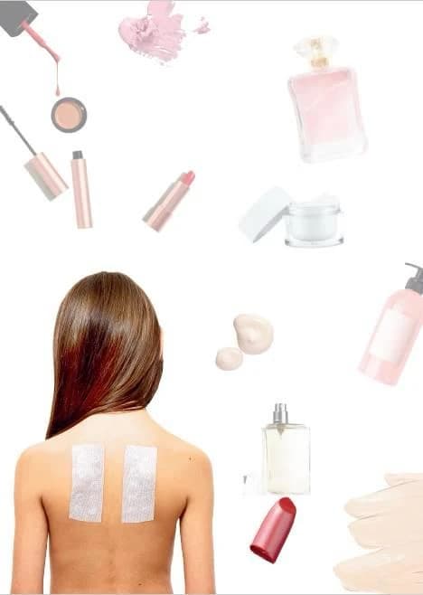 Ilustração do teste de contato: adesivos aplicados nas costas, cercados por produtos cosméticos como batom, esmalte, perfume e creme